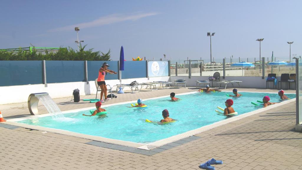 Bazén v ubytování Attico Sul Mare nebo v jeho okolí