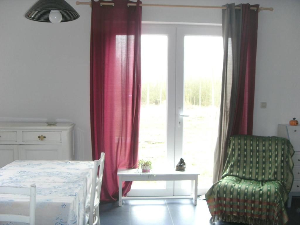 Ville-Pommeroeul的住宿－Ferme Lenfant Rez，卧室配有床、椅子和窗户。