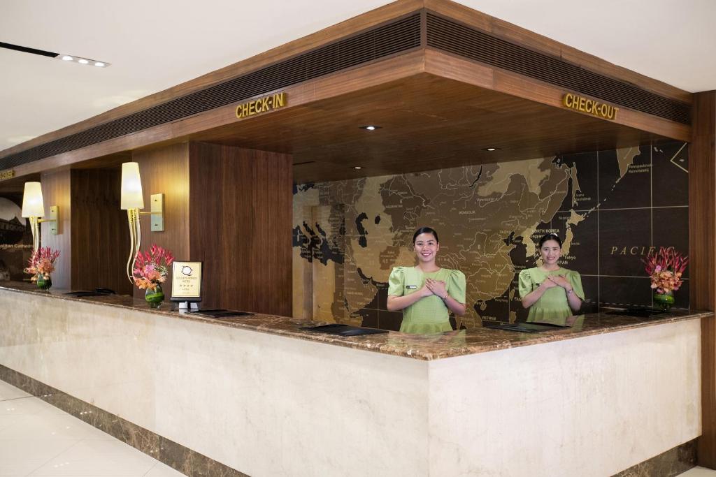 Členové personálu v ubytování Golden Prince Hotel & Suites