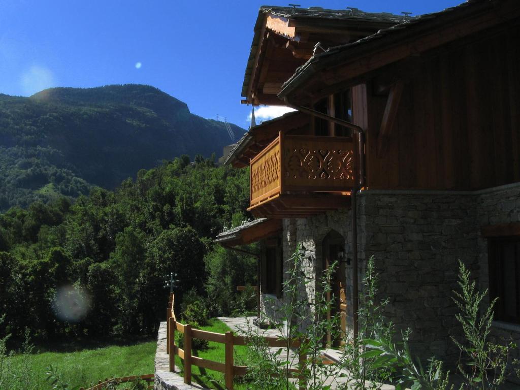 a building with a sign on the side of it at Le Renard d'Introd in Introd