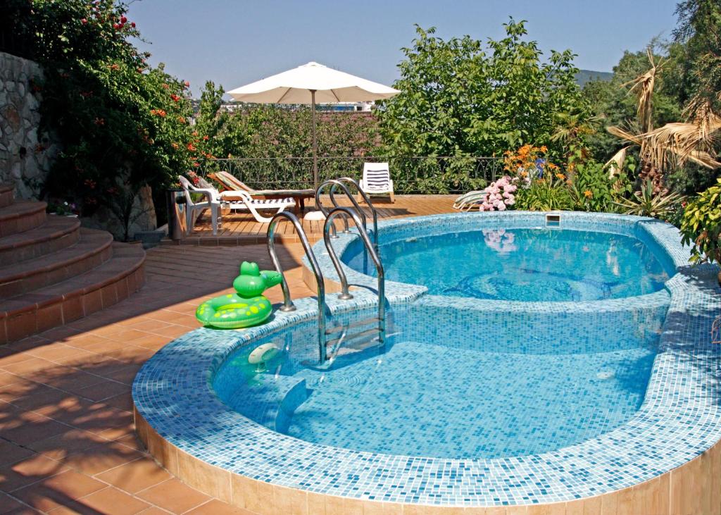 Bazén v ubytovaní Villa Snegiri alebo v jeho blízkosti