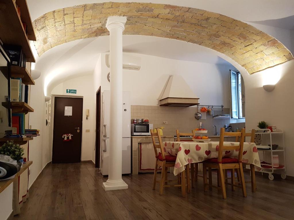 cocina y comedor con mesa y sillas en La Casa di Fabio, en Roma