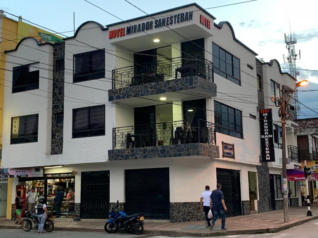 een wit gebouw waar mensen voor lopen bij Hotel Mirador San Esteban in La Tebaida