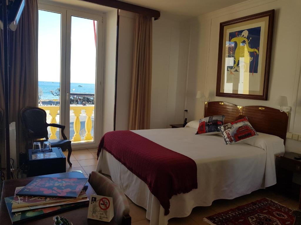 A bed or beds in a room at Hotel La Residencia
