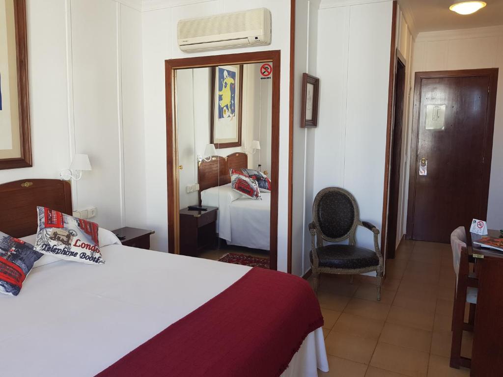 A bed or beds in a room at Hotel La Residencia