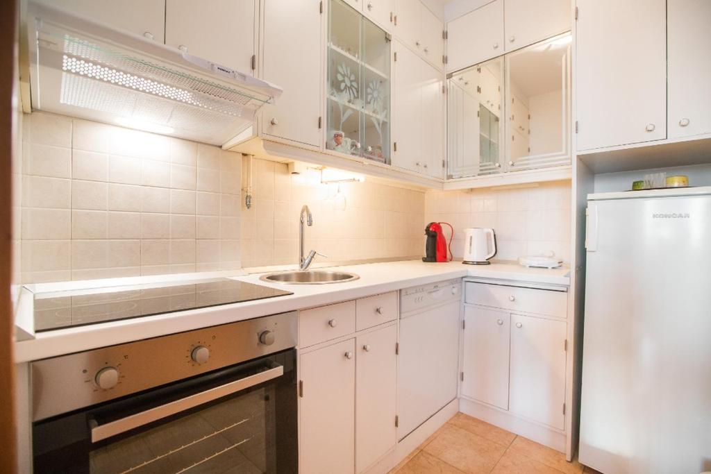 Kuchnia lub aneks kuchenny w obiekcie "Apartment Zagreb Idila Center", with a balcony, speed WiFi