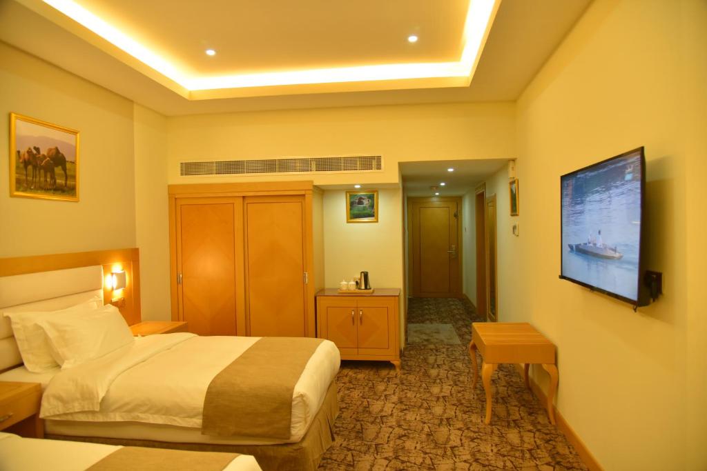 TV a/nebo společenská místnost v ubytování Muscat Plaza Hotel