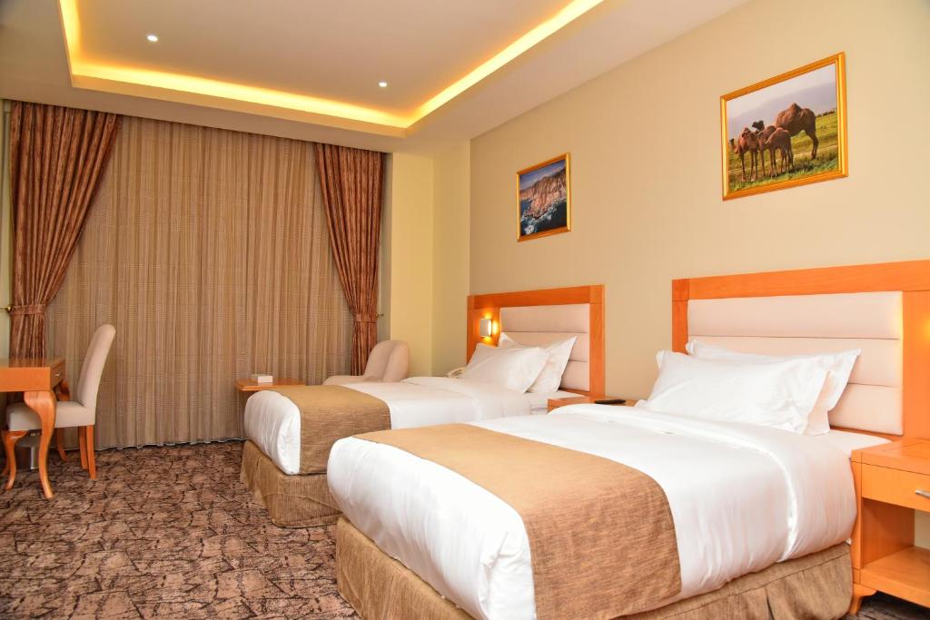 Postel nebo postele na pokoji v ubytování Muscat Plaza Hotel