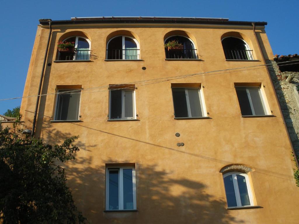 a yellow building with windows and aventh floor at B&B Nelly G in Carbuta
