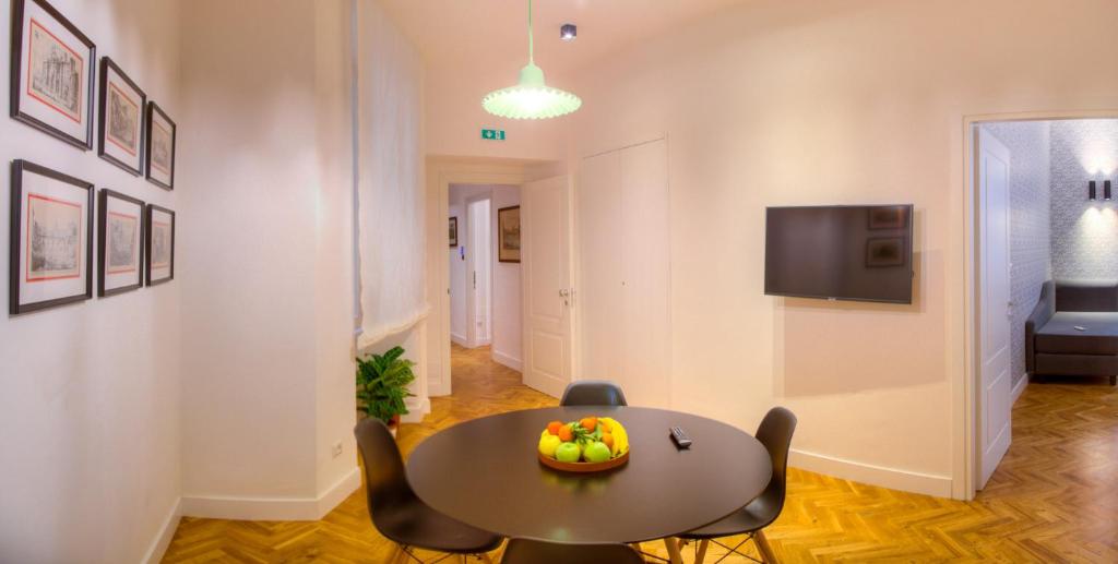 Televízia a/alebo spoločenská miestnosť v ubytovaní App Beccaria Apartments in Rome