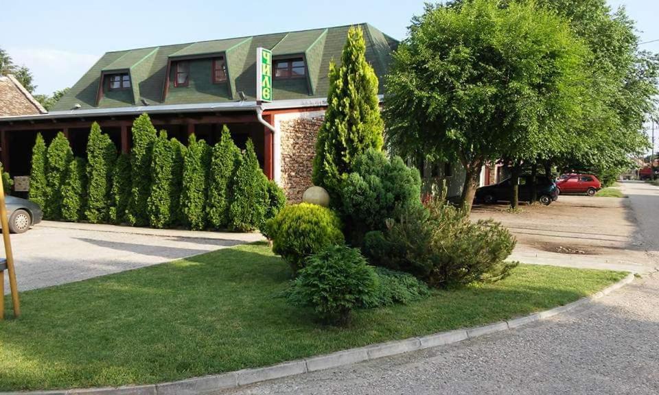 Taman di luar Guesthouse "Kod Čileta"