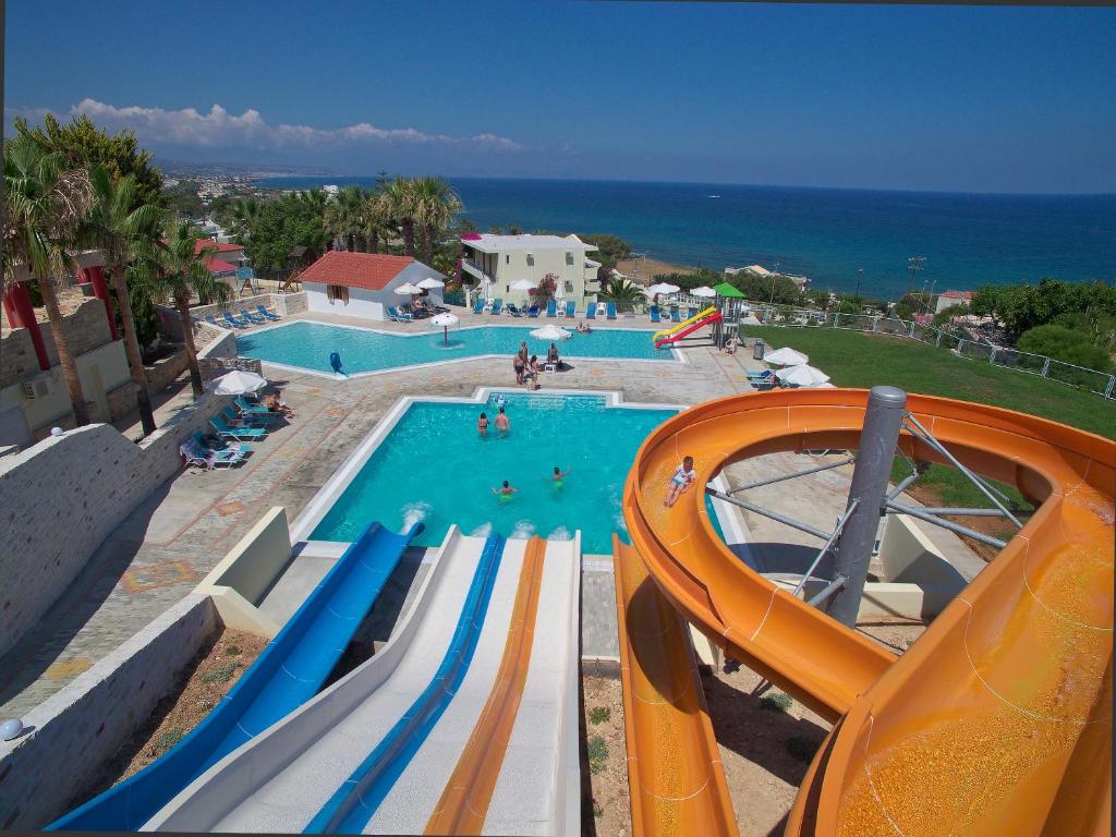 Bazén v ubytování Rethymno Mare Royal & Water Park nebo v jeho okolí