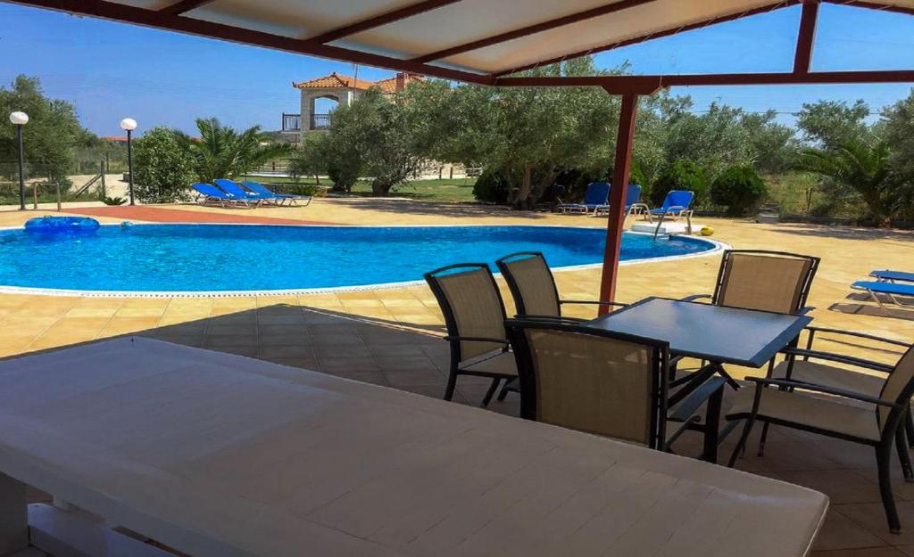 Bazén v ubytování Glyfada Villas III nebo v jeho okolí
