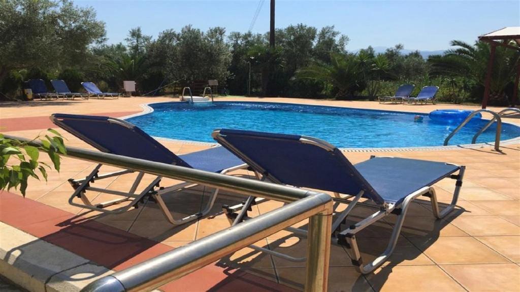 Bazén v ubytování Glyfada Villas III nebo v jeho okolí