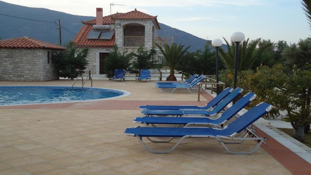 Bazén v ubytování Glyfada Villas III nebo v jeho okolí