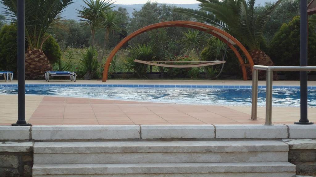 Bazén v ubytování Glyfada Villas III nebo v jeho okolí