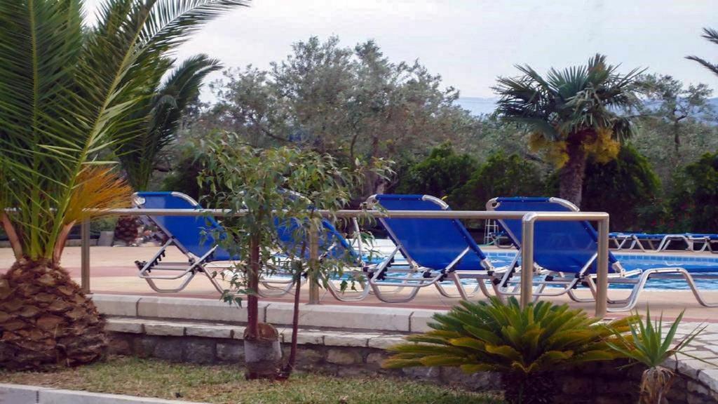 Bazén v ubytování Glyfada Villas III nebo v jeho okolí