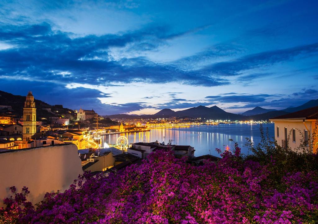 vista sulla città e sull'acqua di notte di La Bouganville a Gaeta