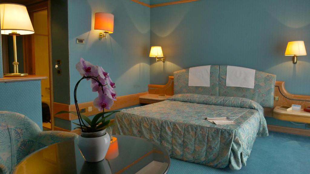 Postel nebo postele na pokoji v ubytování 501 Hotel