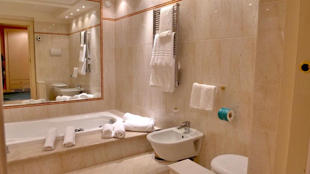 Koupelna v ubytování 501 Hotel