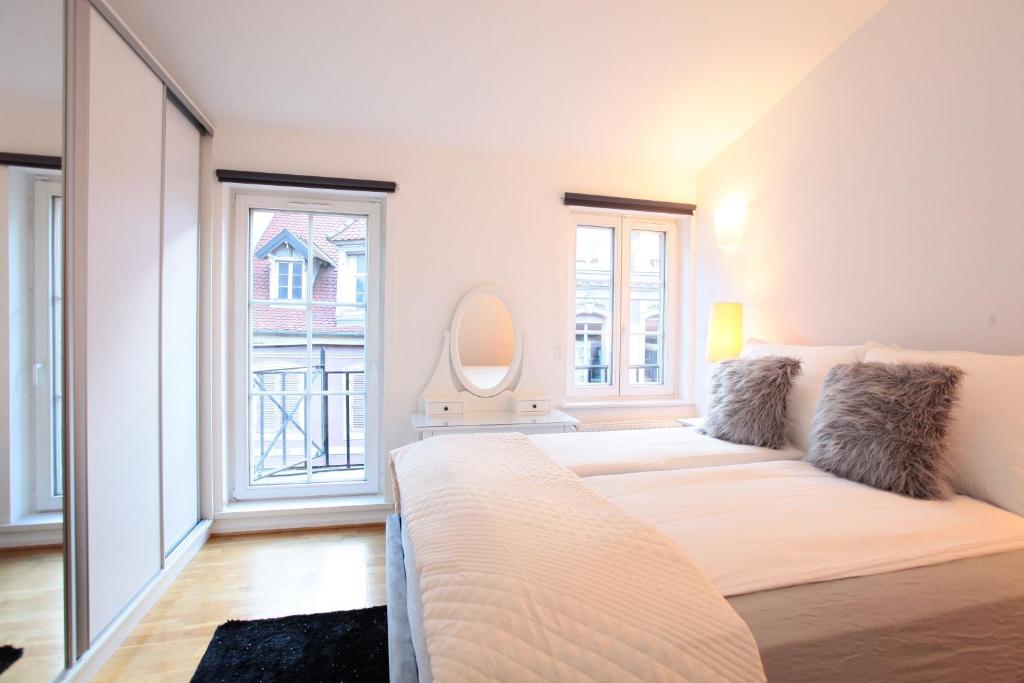 - une chambre avec 2 lits et une grande fenêtre dans l'établissement Honey-Sorgatina, à Colmar