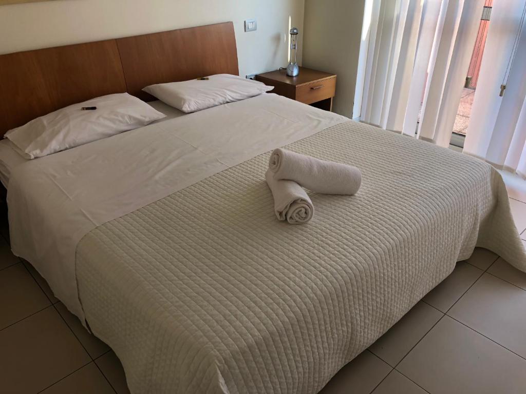 سرير أو أسرّة في غرفة في Vista Hotel & Residence