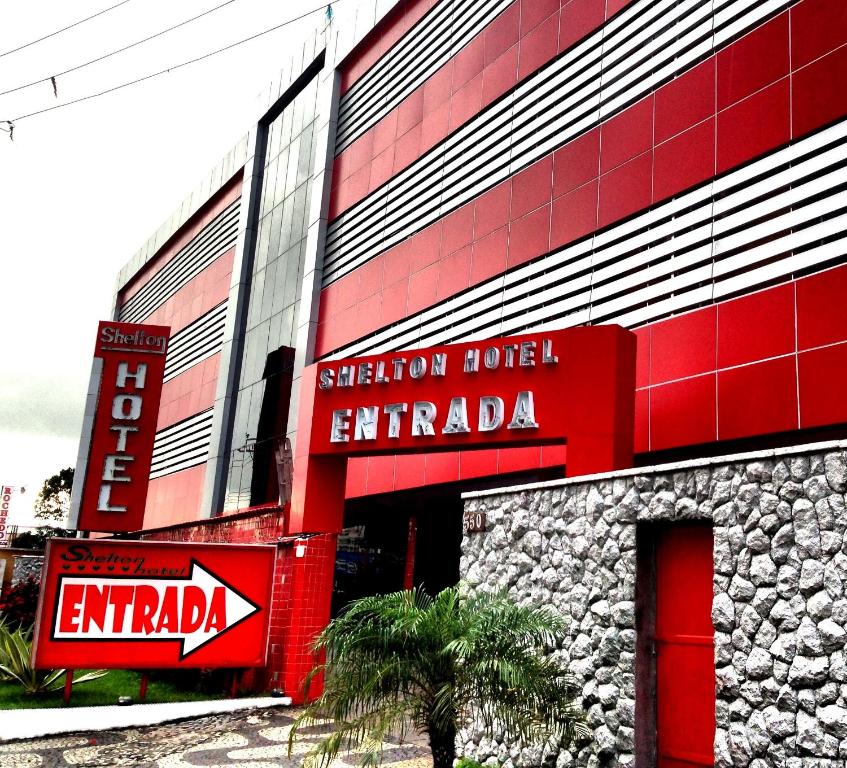 un edificio rojo con señales en el costado en Shelton Hotel, en Río de Janeiro