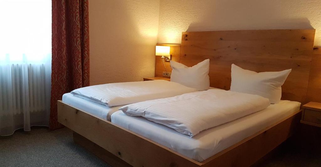 Postel nebo postele na pokoji v ubytování Gasthof Kern