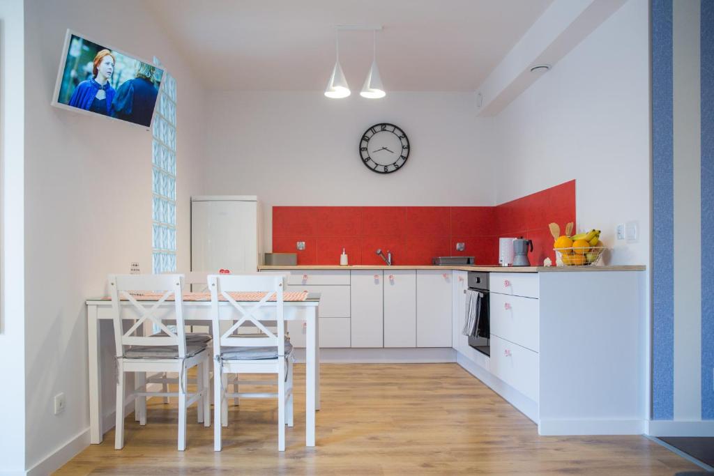 Kuchyň nebo kuchyňský kout v ubytování APARTAMENT SEASHELL KOŁOBRZEG BOCIANIE GNIAZDO