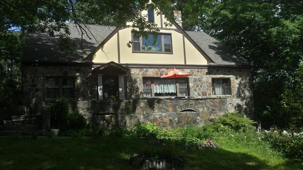 una casa de piedra con una ventana encima en Maurrocks - A Pocono Mountains B&B, en Mount Pocono