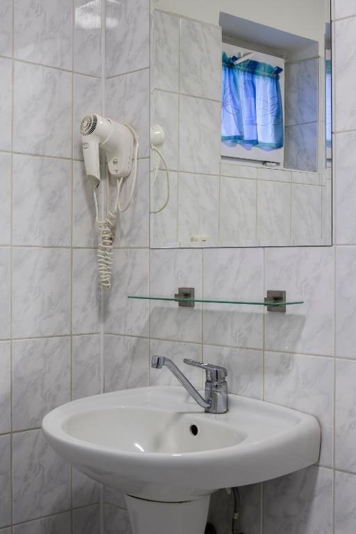 łazienka z umywalką i telefonem na ścianie w obiekcie Penzion U Candru w mieście Vyšší Brod
