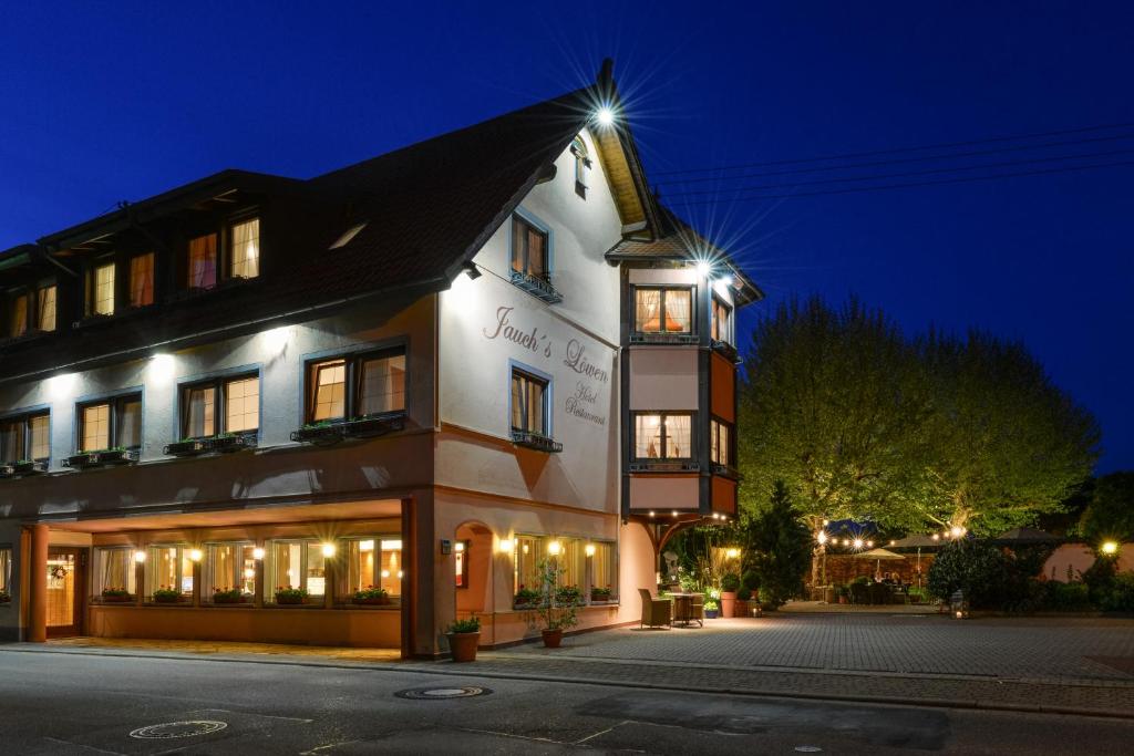 un edificio con luces en el lateral de una calle en Jauch's Löwen Hotel-Restaurant, en Neuershausen