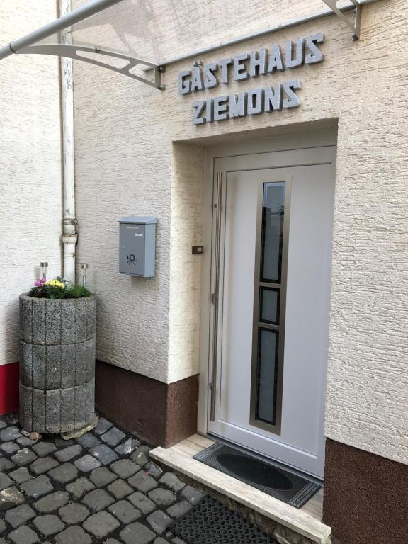 a building with a door and a sign that reads scientists zernums at Gästehaus Ziemons in Cochem