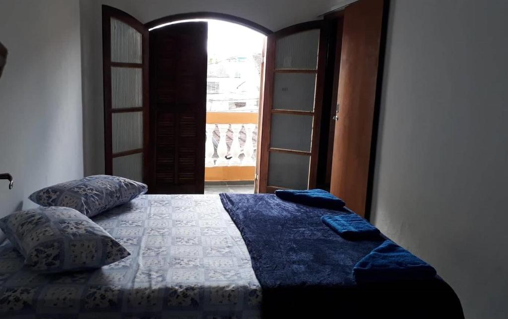 um quarto com uma cama e uma porta aberta em Apartamento para 10 pessoas próximo a Basílica em Aparecida