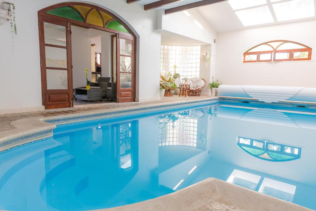 una piscina con acqua blu in una casa di Casal Dos 5 a Minde