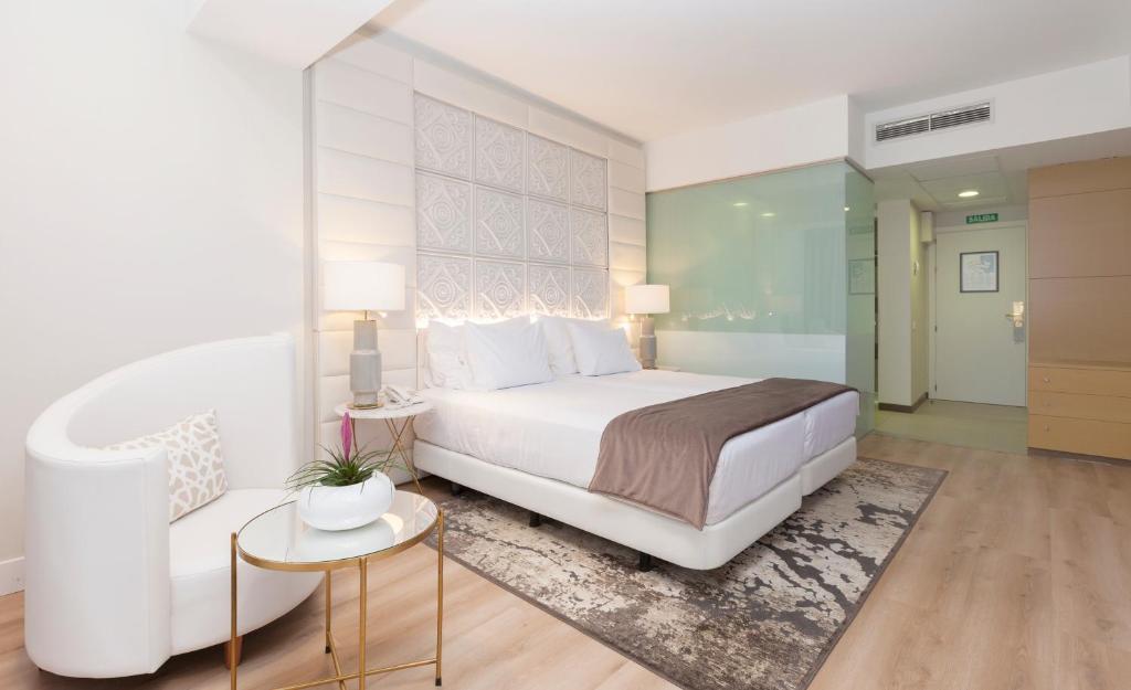 Postel nebo postele na pokoji v ubytování Hotel Tres Reyes Pamplona