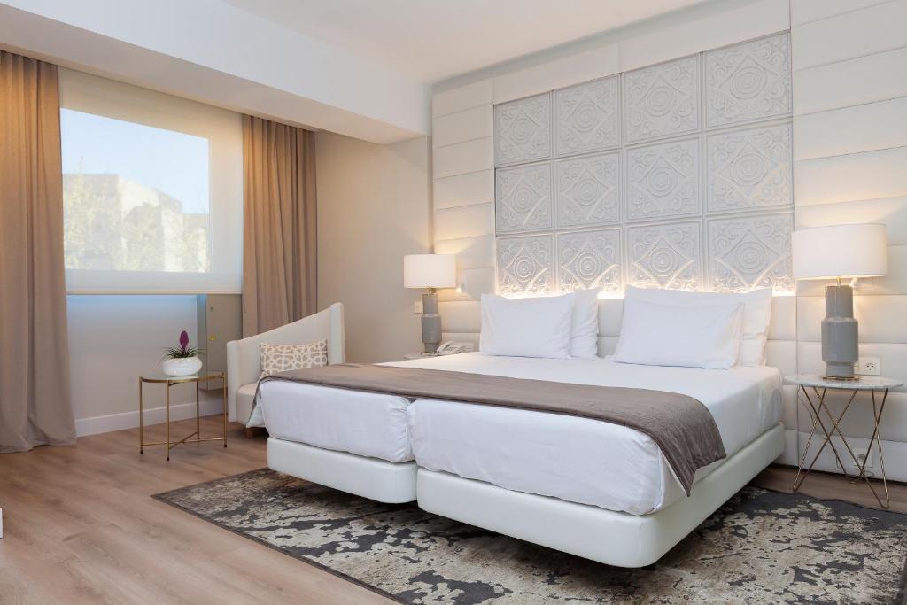 Postel nebo postele na pokoji v ubytování Hotel Tres Reyes Pamplona