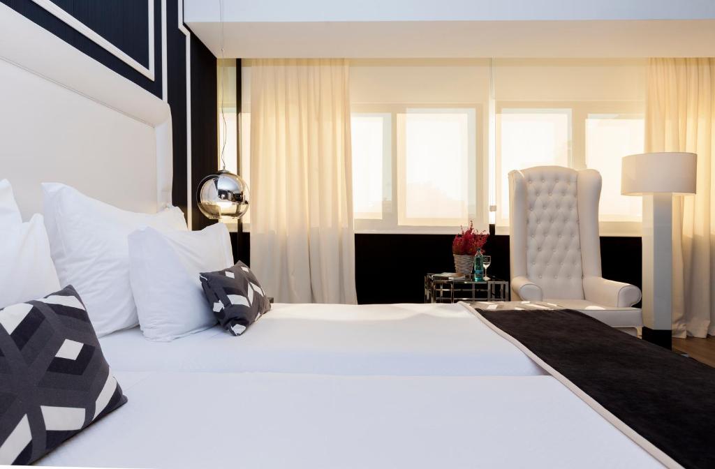 Postel nebo postele na pokoji v ubytování Hotel Tres Reyes Pamplona