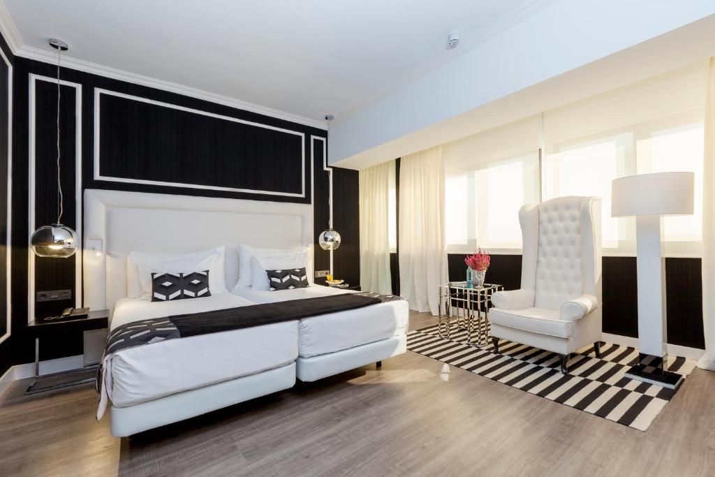 Posezení v ubytování Hotel Tres Reyes Pamplona