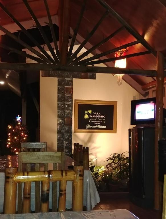 TV a/nebo společenská místnost v ubytování Villa Skanderbeg Guest House