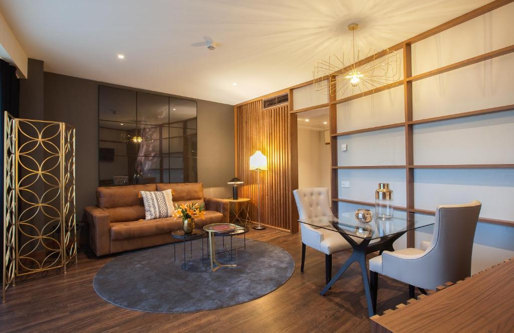 Posezení v ubytování Hotel Tres Reyes Pamplona