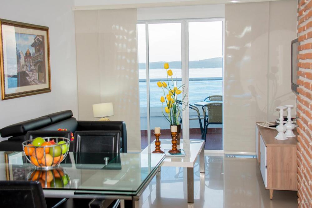 sala de estar con mesa de cristal y sofá en Mirador del Laguito 1201, en Cartagena de Indias