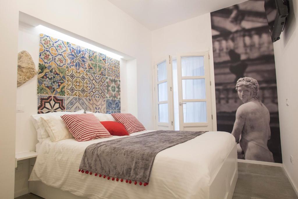 Un dormitorio con una cama grande y una ventana en Real Fonderia b&b, en Palermo