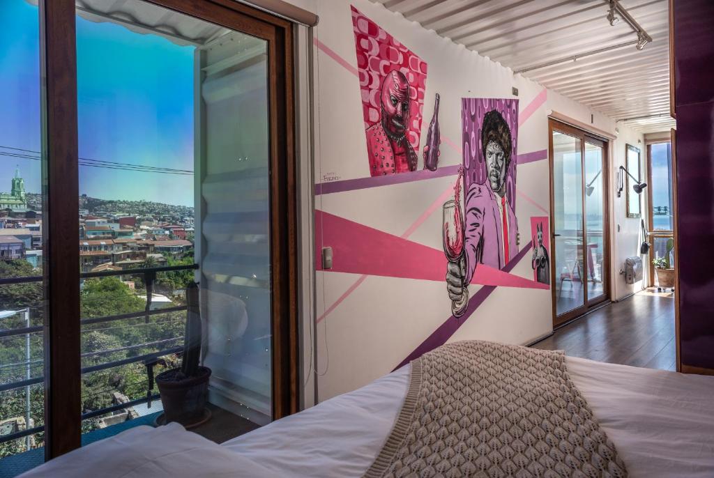Rúm í herbergi á Hotel Winebox Valparaiso
