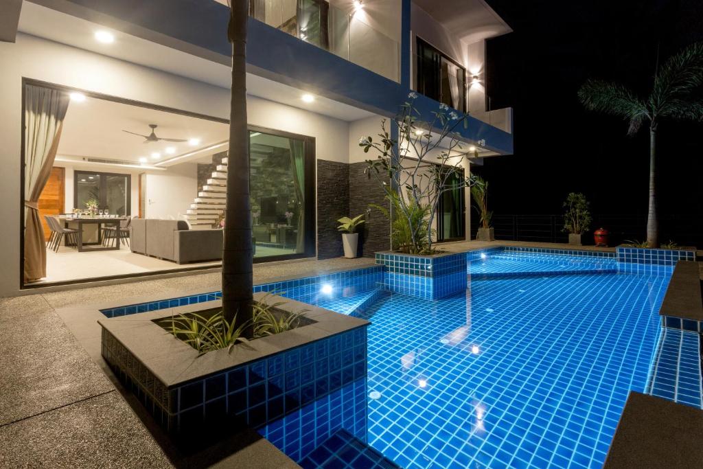 una piscina nel mezzo di una casa di notte di Twin Villas Seaview Kata a Kata Beach