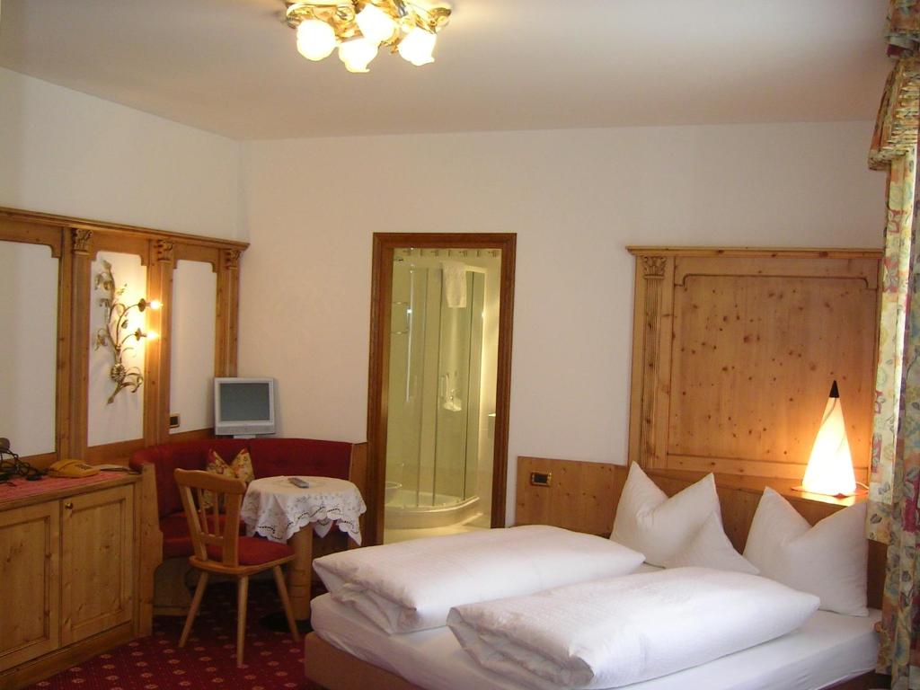 Łóżko lub łóżka w pokoju w obiekcie Hotel Garni Royal