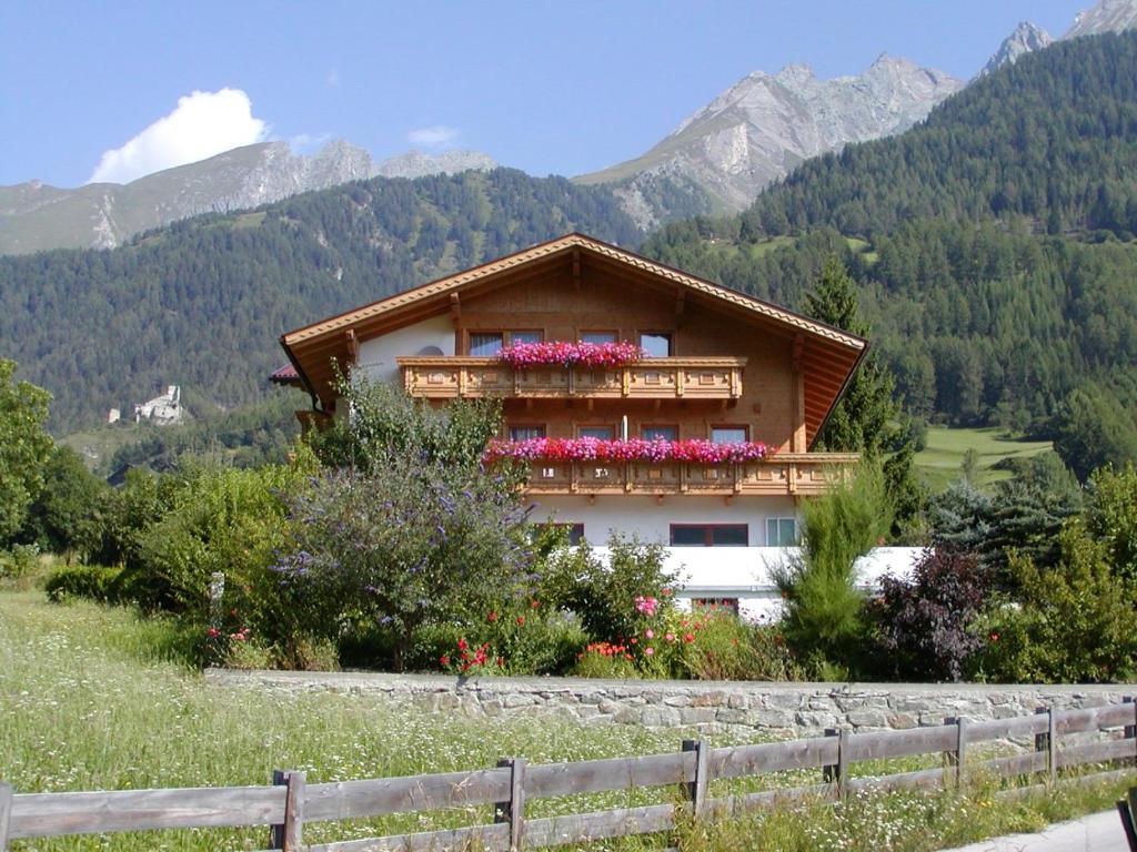 Una casa en las montañas con flores. en Haus Cilli en Virgen