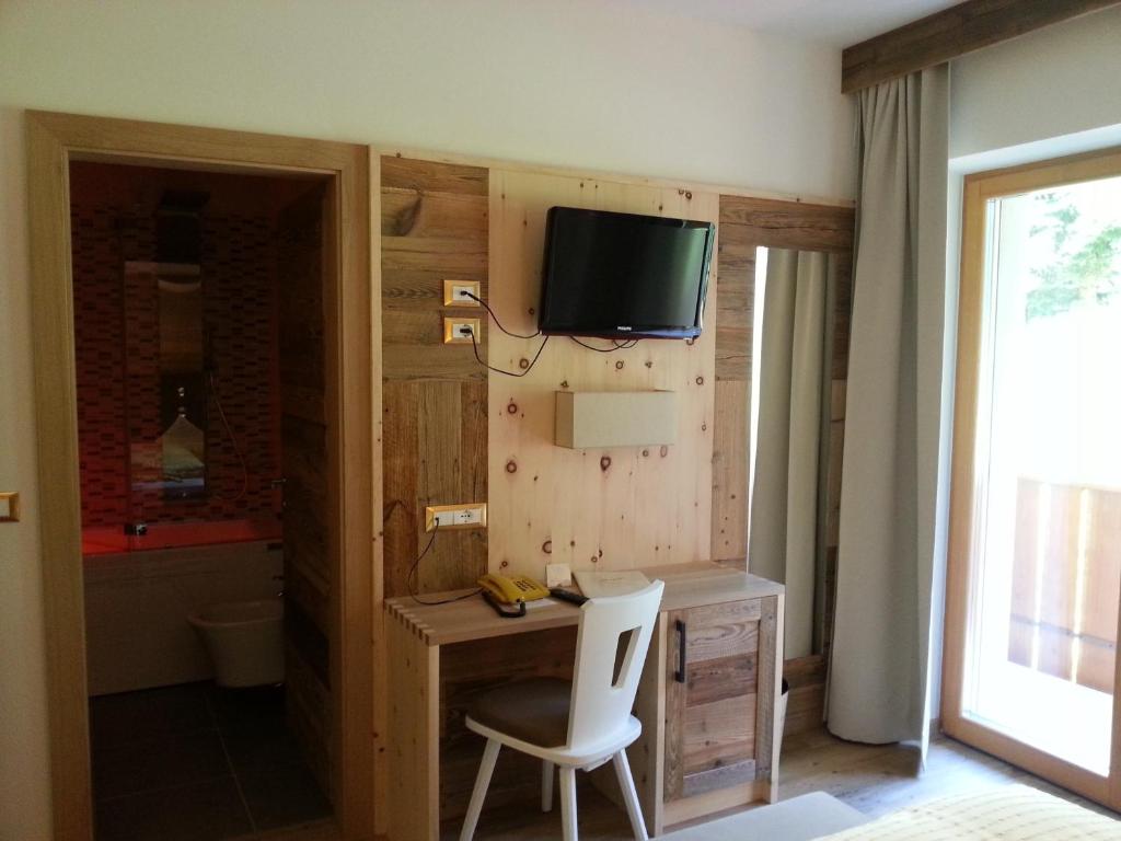 Telewizja i/lub zestaw kina domowego w obiekcie Hotel Garni Royal