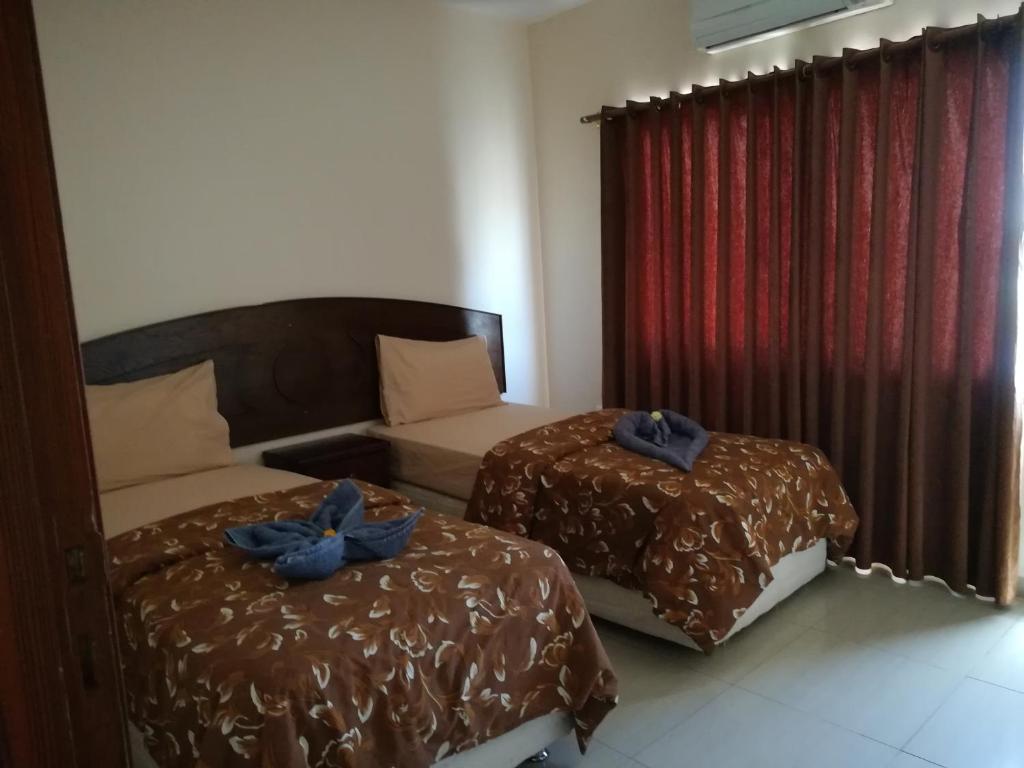Postel nebo postele na pokoji v ubytování Baraka Al Aqaba Hotel Suites