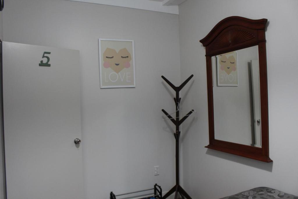 Mini Homestay - Queen Room Mit Gemeinsamem Bad